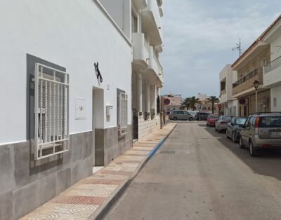 Renovated townhouse, 3 bedrooms, 2 bathrooms and private terrace.